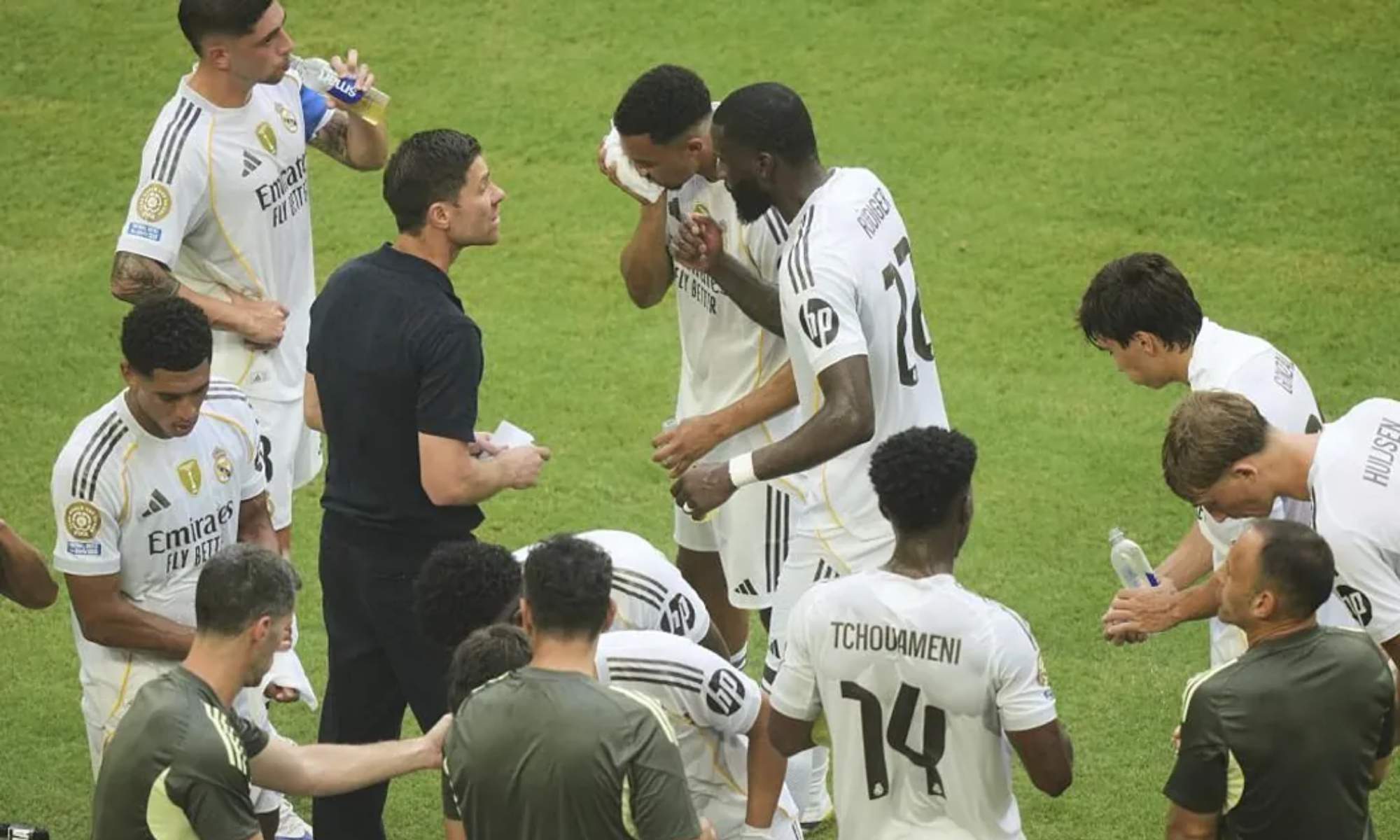 Xabi Alonso, charlando con sus jugadores en la pausa de hidratación durante el encuentro el Madrid y la Juventus.