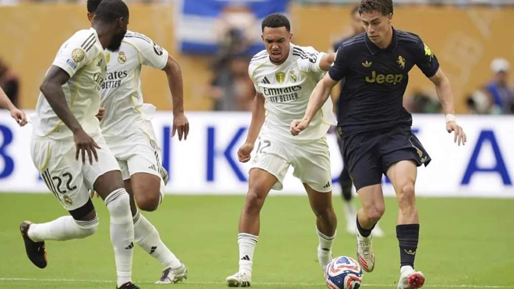 Kenan Yildiz está haciendo sufrir mucho a Trent durante la primera parte. Kenan Yildiz está haciendo sufrir mucho a Trent durante la primera parte.