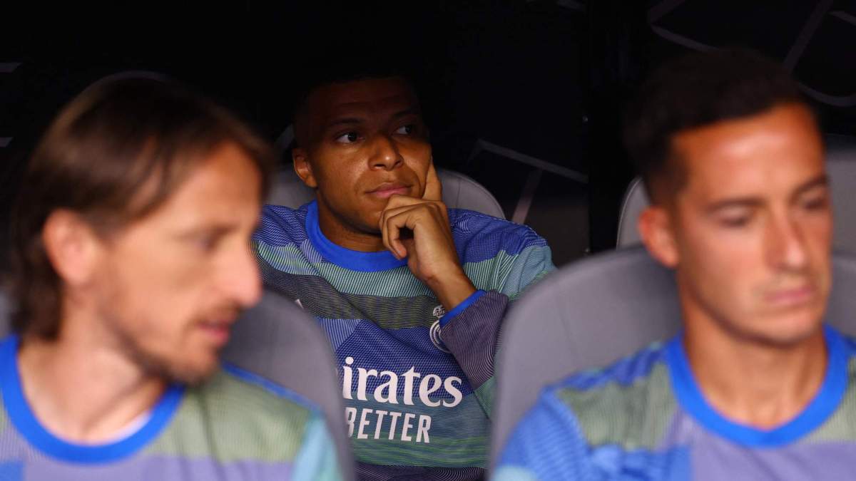 Mbappé en el banquillo durante la primera parte del Real Madrid Juventus