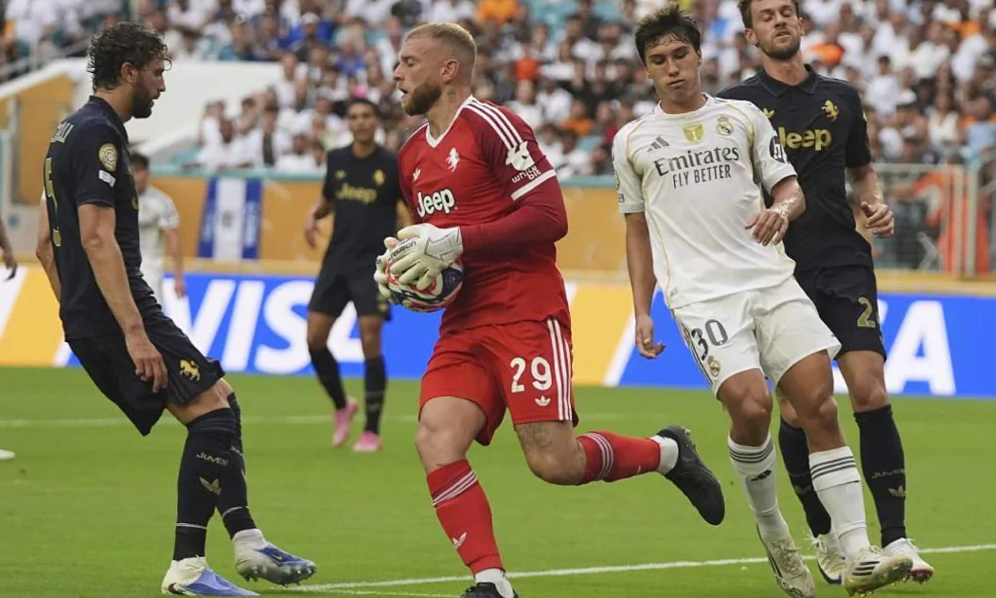 Di Gregorio, atrapando el balón antes de que llegue Gonzalo, en una jugada de la primera parte en el partido de esta noche entre el Madrid y la Juventus.
