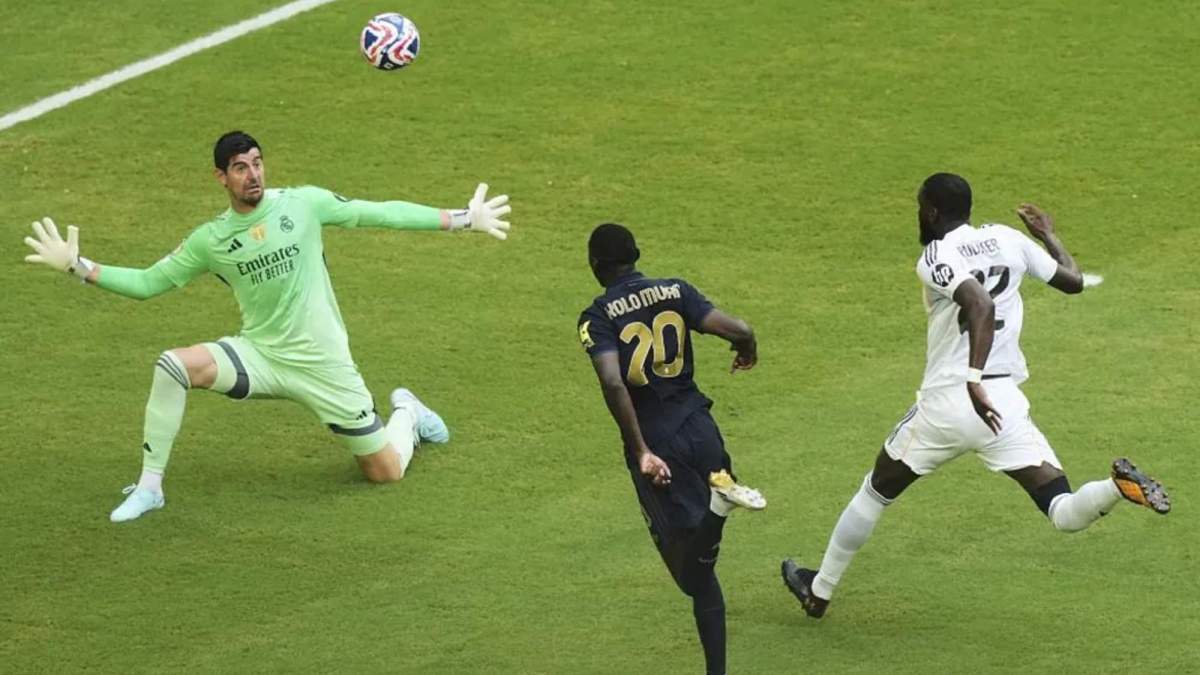 Kolo Muani sortea la salida de Thibaut Courtois, pero dispara fuera; fue la primera gran ocasión de la Juve en la primera parte.