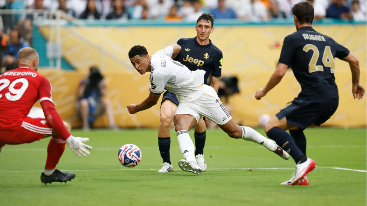 Jude Bellingham dispara a puerta durante los octavos de final del Mundial de Clubes