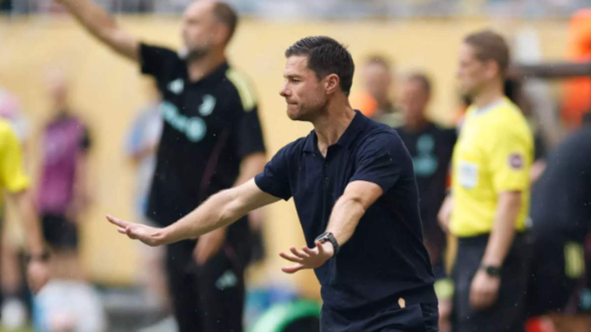 Xabi Alonso dirigiendo al equipo contra la Juventus de Turín