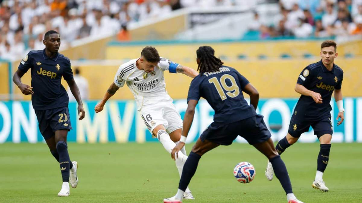 Fede Valverde chutando a portería en el partido ante la Juventus