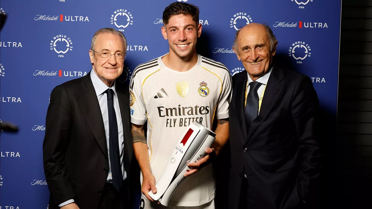 Fede Valverde junto a Florentino y Pirri