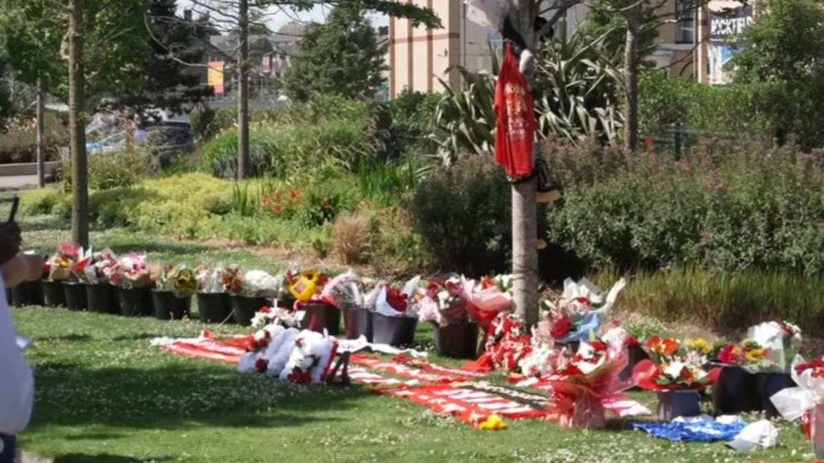 Flores en los alrededores de Anfield en memoria de Diogo Jota y su hermano