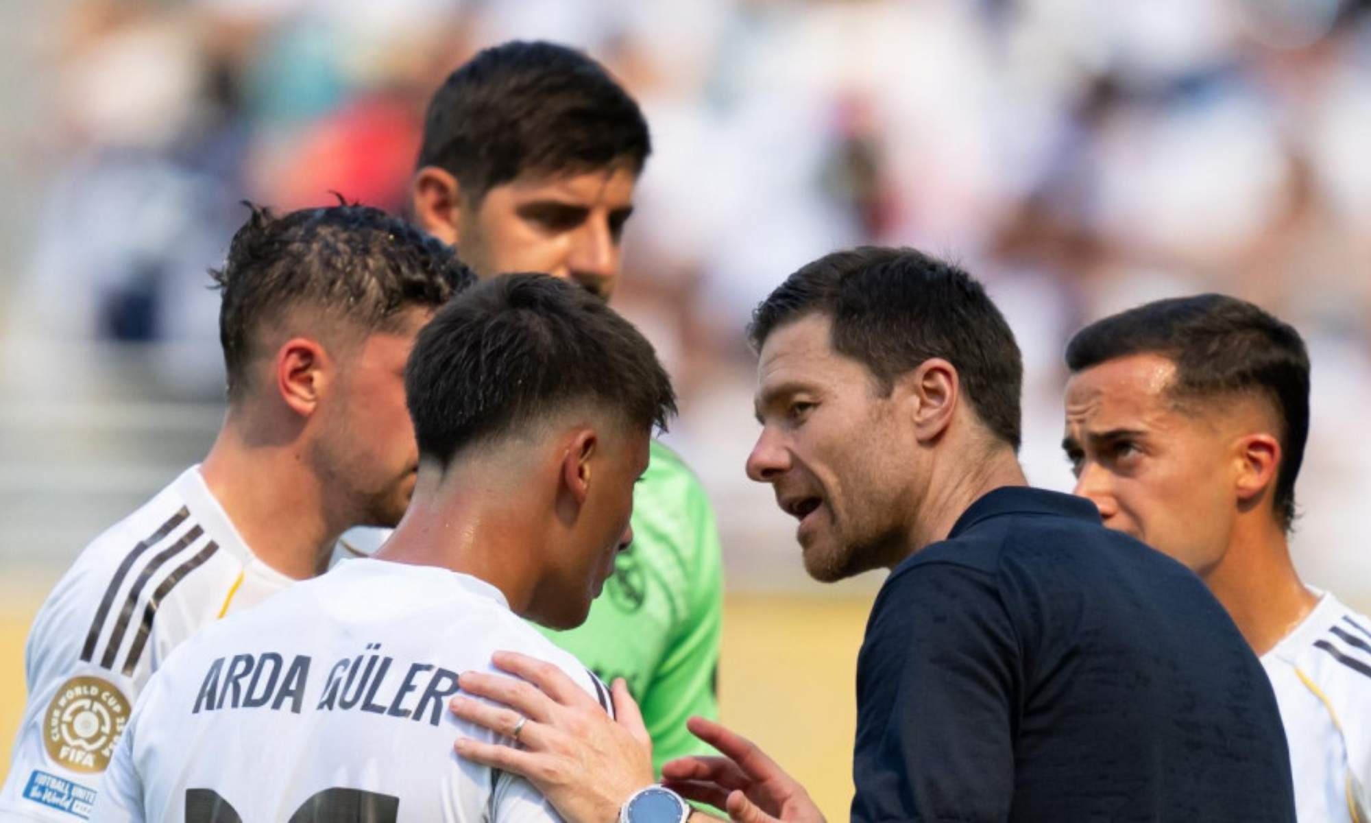 Xabi Alonso, charlando con varios de sus jugadores durante un partido del Real Madrid en el Mundial de Clubes.