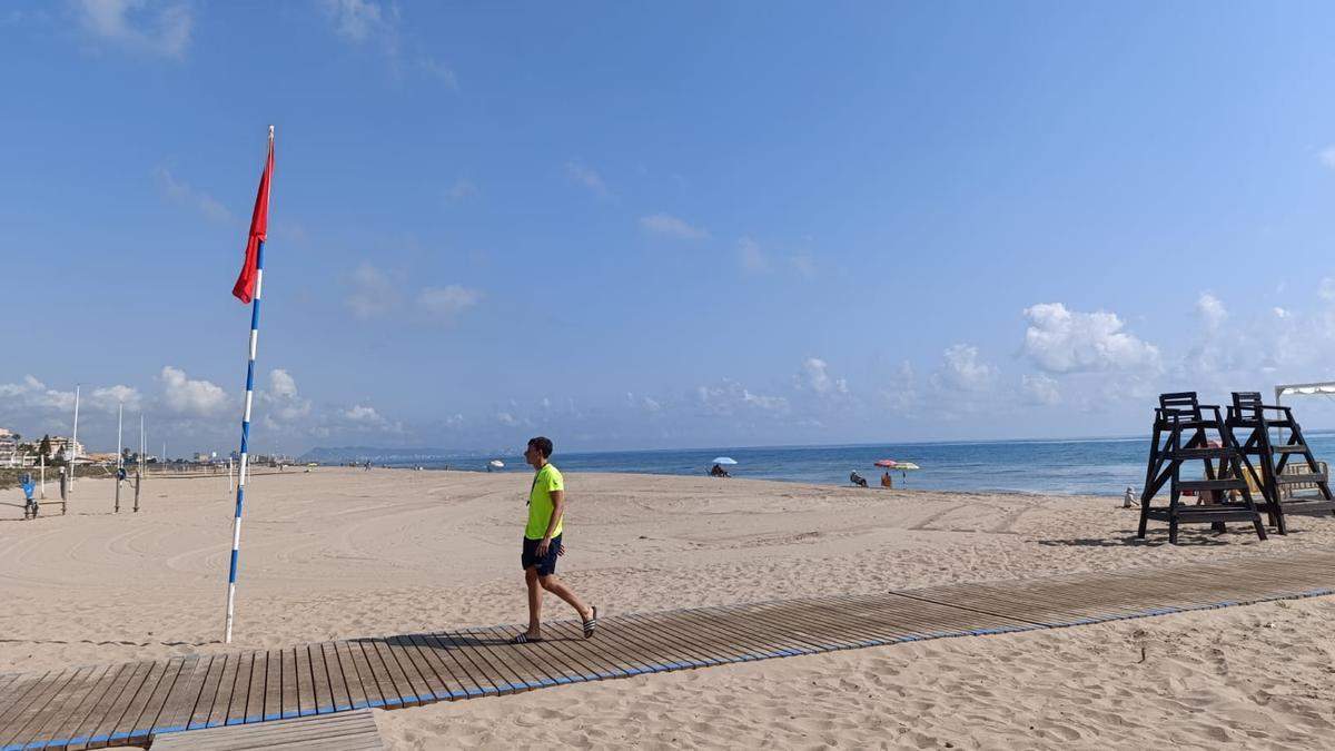 Playa La Safor con bandera roja
