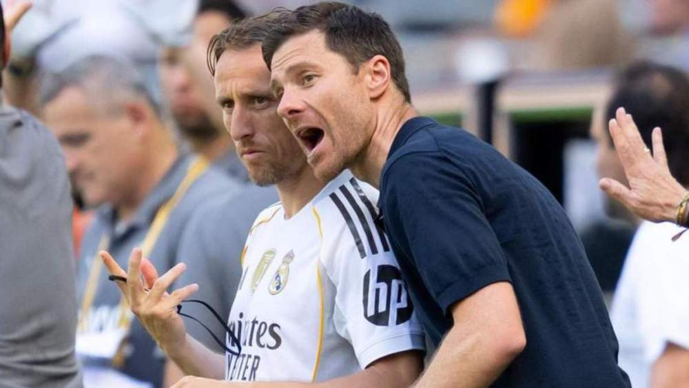 Xabi Alonso, conversando con Luka Modric en un partido del Mundial de Clubes. Xabi Alonso, conversando con Luka Modric en un partido del Mundial de Clubes.