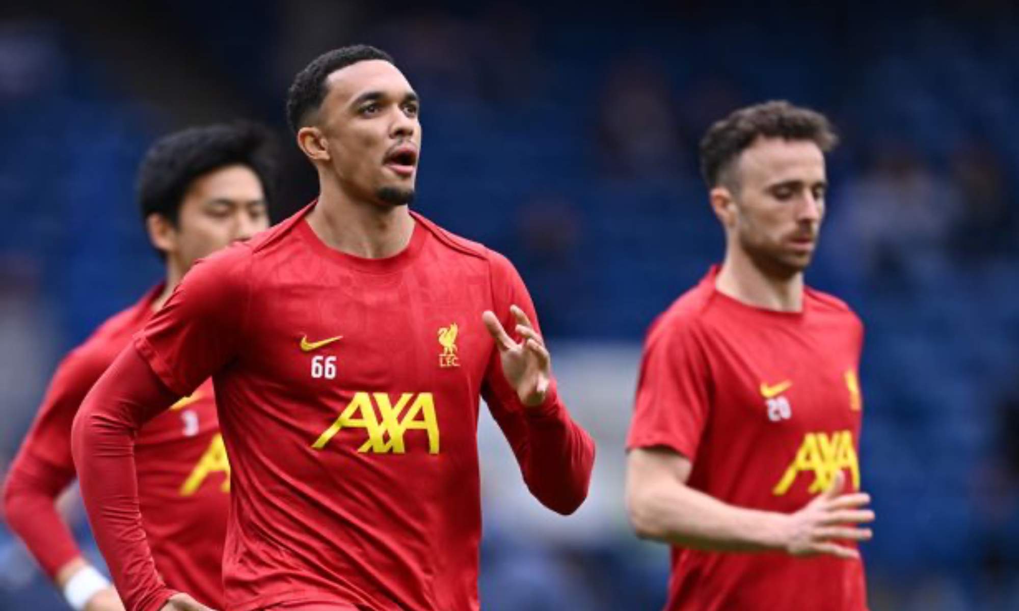 Trent Alexander-Arnold, en un entrenamiento con el Liverpool, acompañado del recién fallecido Diogo Jota.