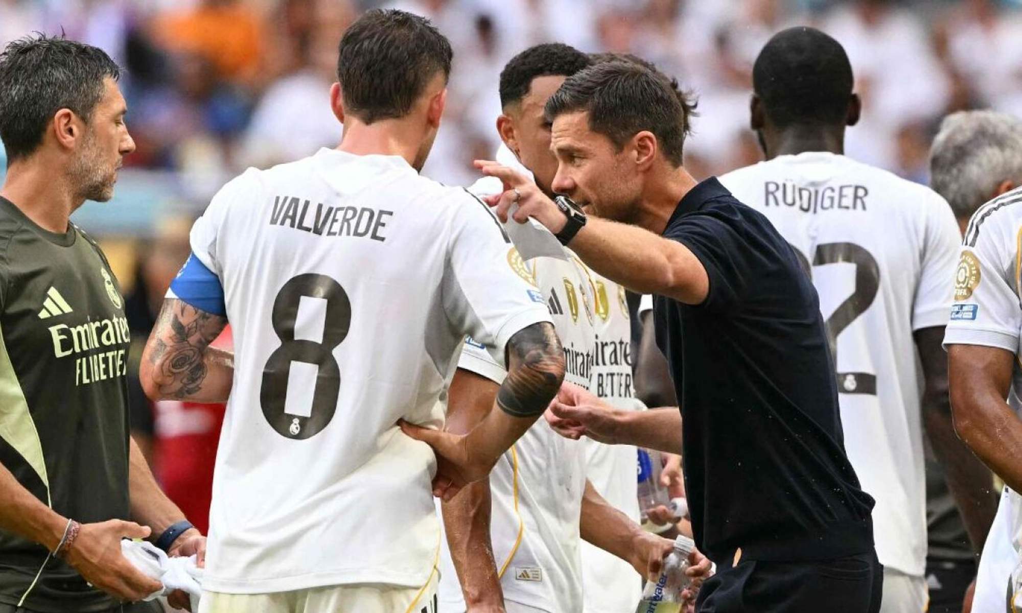 Fede Valverde y Xabi Alonso durante un partido del Real Madrid. 