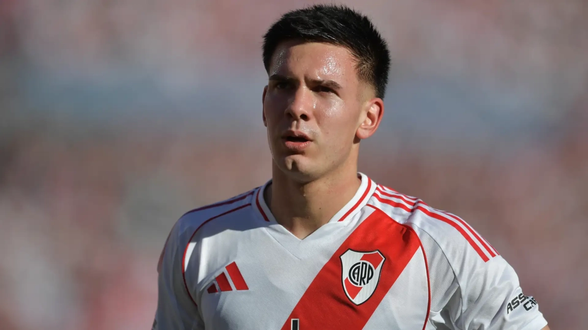 Franco Mastantuono disputando un partido con River Plate