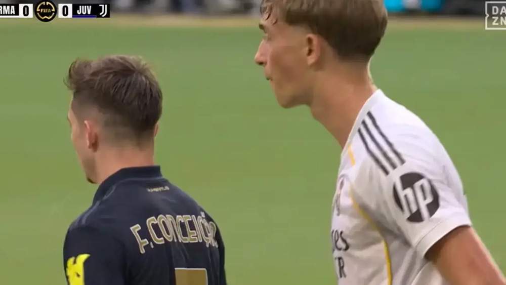 Huijsen y Francisco Conceição durante la acción polémica