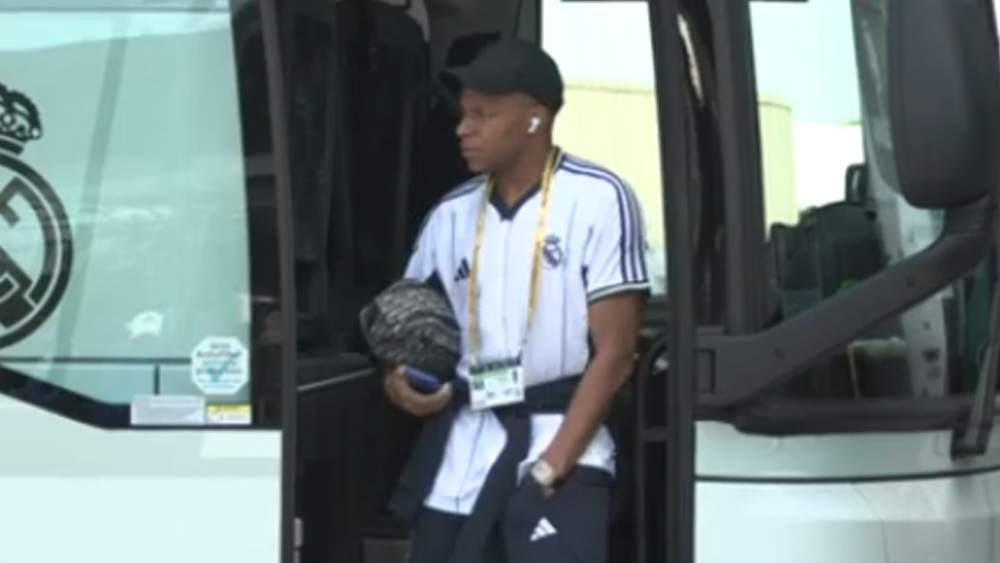 Mbappé bajando del bus