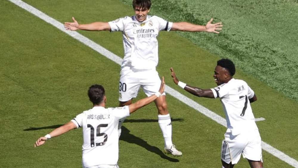 Gonzalo García, celebrando con Arda Güler y Vinicius el gol con el que el Real Madrid ha abierto el marcador frente al Dortmund. Gonzalo García, celebrando con Arda Güler y Vinicius el gol con el que el Real Madrid ha abierto el marcador frente al Dortmund.