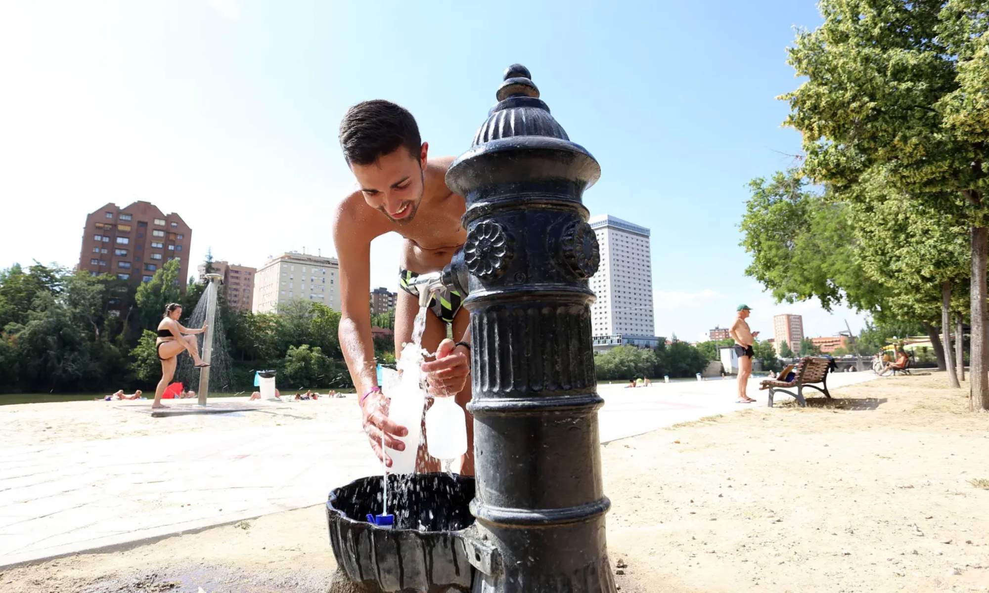 Un joven, en la Playa de las Moreras, en Valladolid, durante una ola de calor.