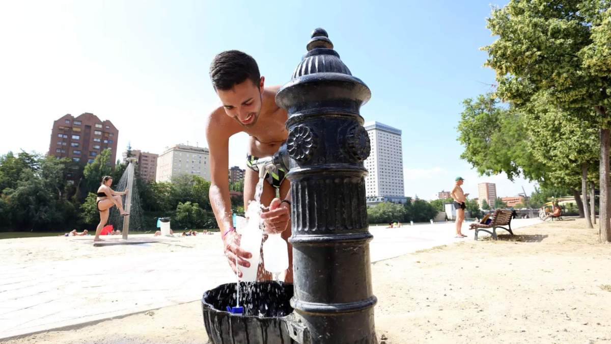 Un joven, en la Playa de las Moreras, en Valladolid, durante una ola de calor. Un joven, en la Playa de las Moreras, en Valladolid, durante una ola de calor.