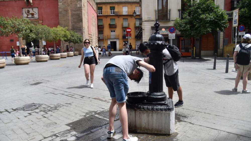 personas fuente calor sevilla
