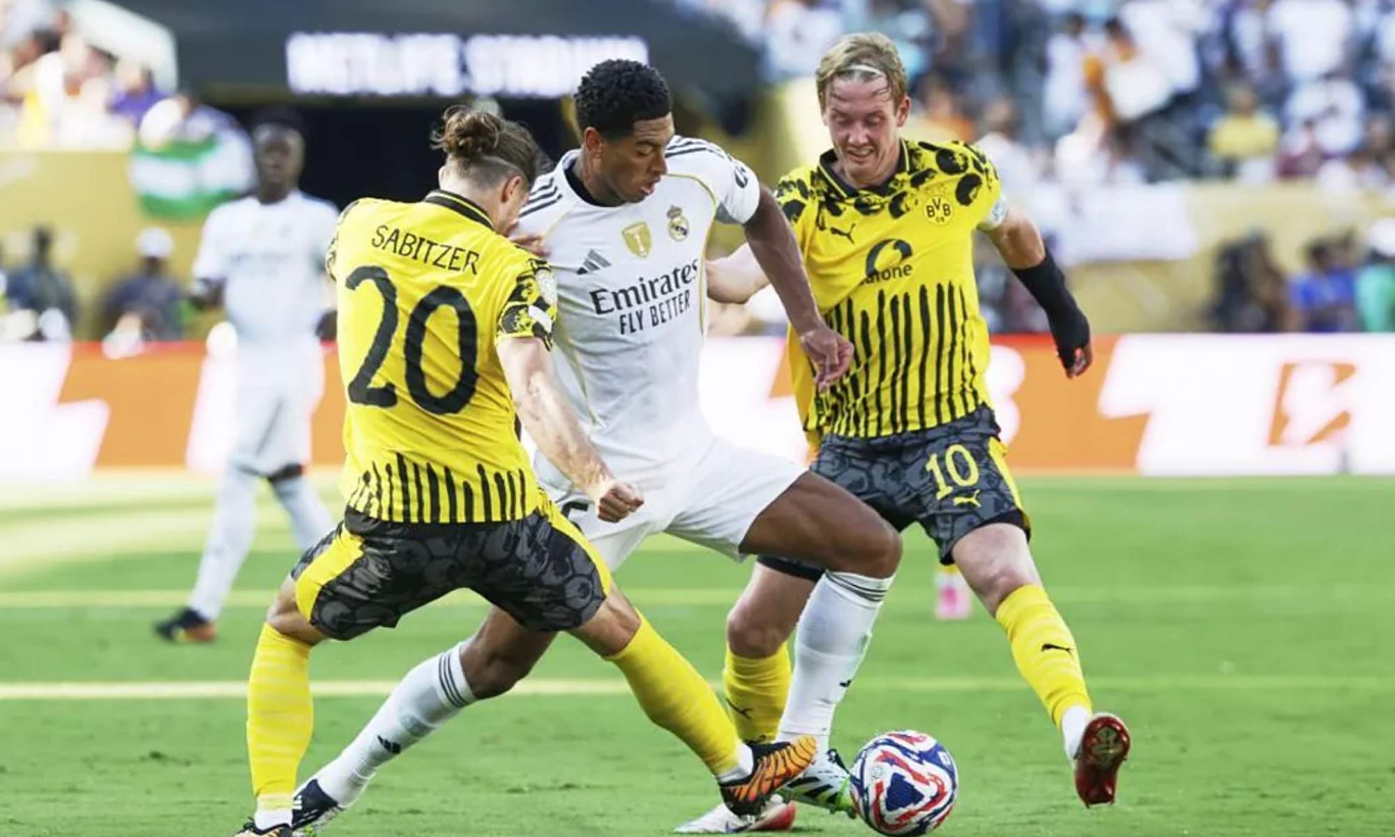 Jude Bellingham, intentando colarse entre Julian Brandt y Marcel Sabitzer en el partido de esta noche entre el Madrid y el Borussia Dortmund.