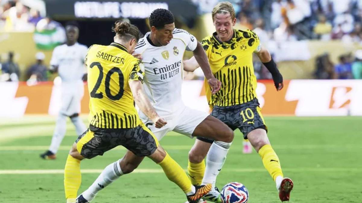 Jude Bellingham, intentando colarse entre Julian Brandt y Marcel Sabitzer en el partido de esta noche entre el Madrid y el Borussia Dortmund.