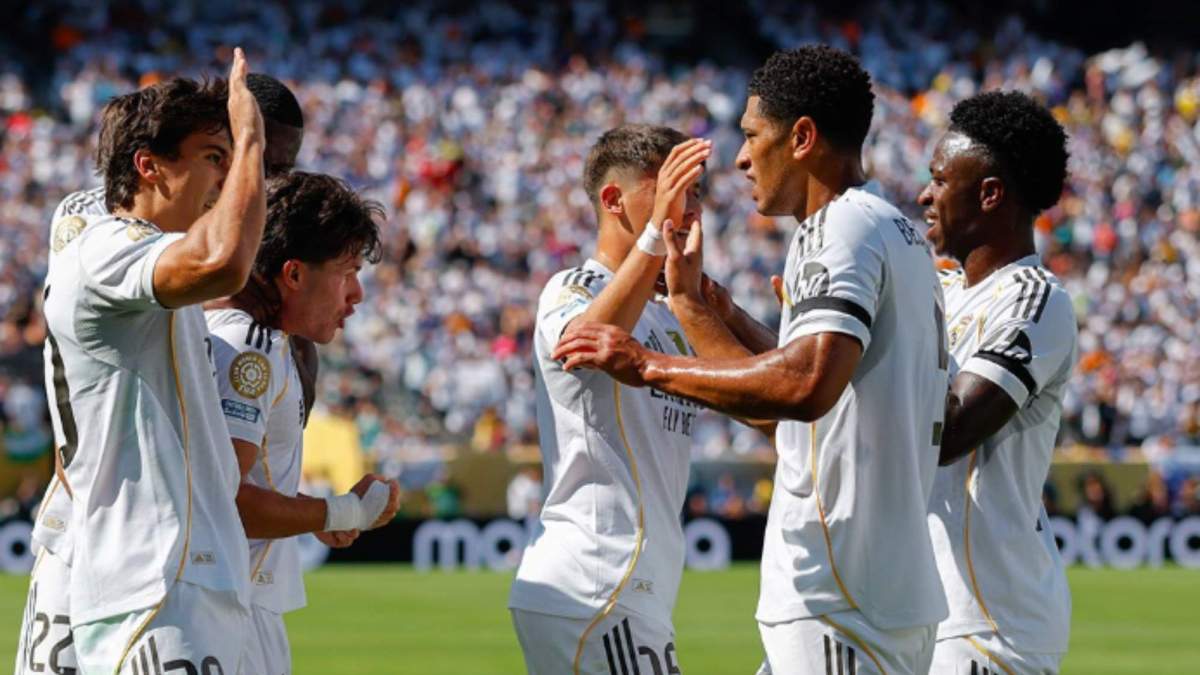 Jugadores del Real Madrid celebrando el gol de Fran García