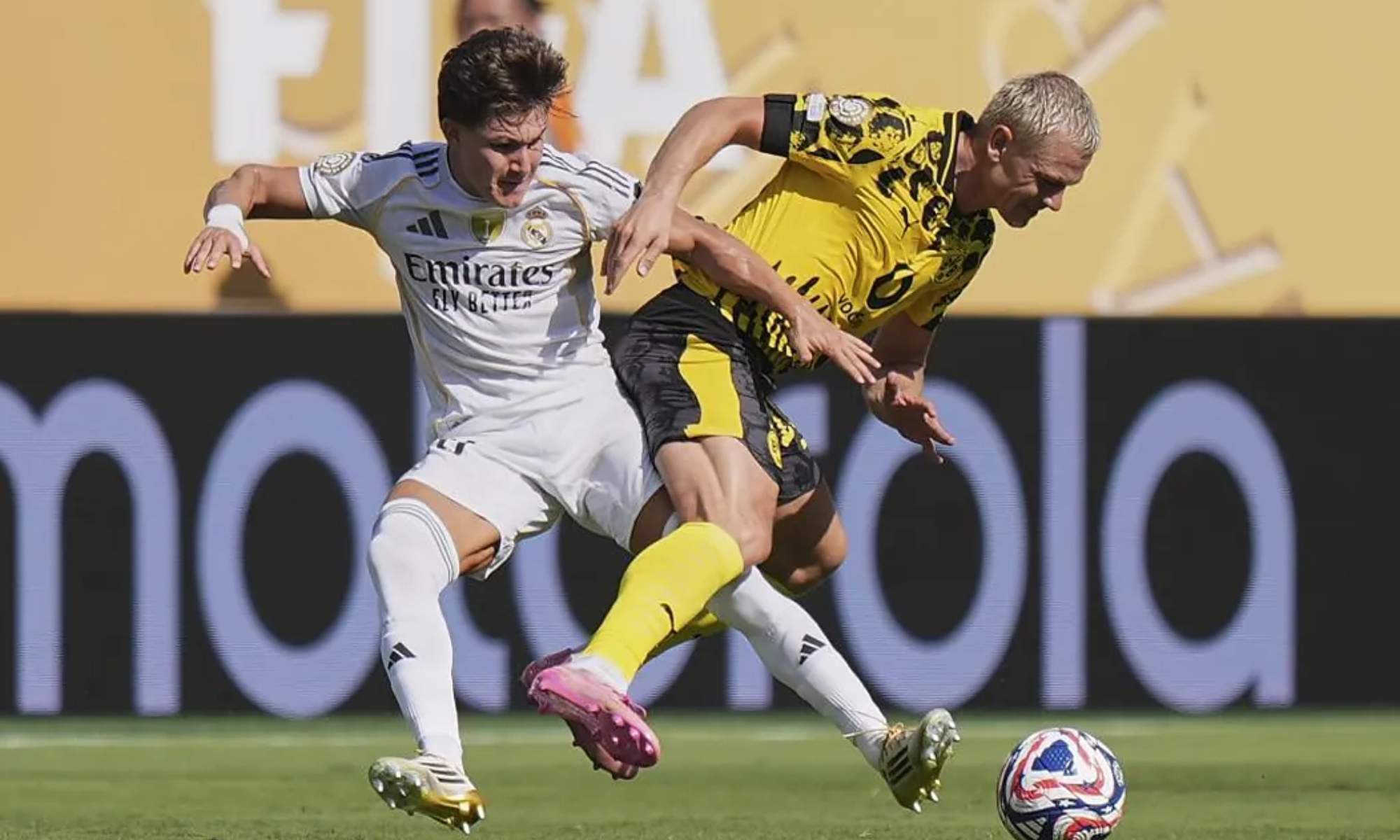 Fran García, intentándose hacer con un balón ante Julian Ryerson, en el encuentro del Madrid y el Dortmund de los cuartos del Mundial de Clubes.