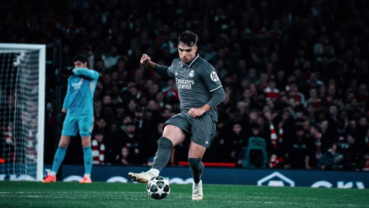 Raúl Asencio durante el partido ante el Arsenal
