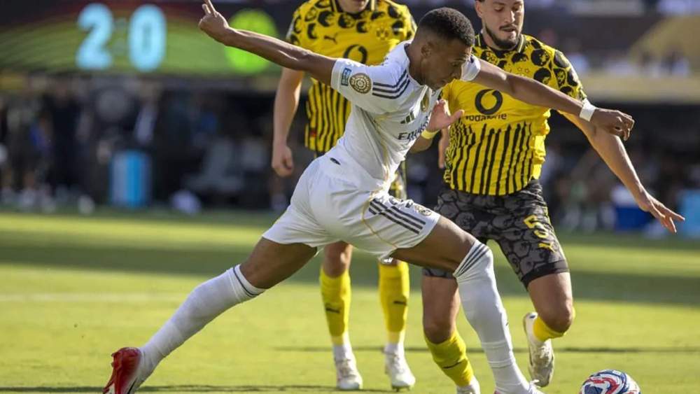 Arrancada de Kylian Mbappé, colándose entre los defensas del Borussia Dortmund.
