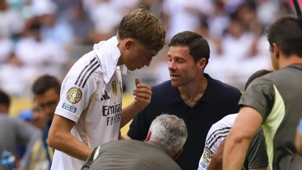 xabi alonso dean huijsen charla realmadrid xabi alonso dean huijsen charla realmadrid