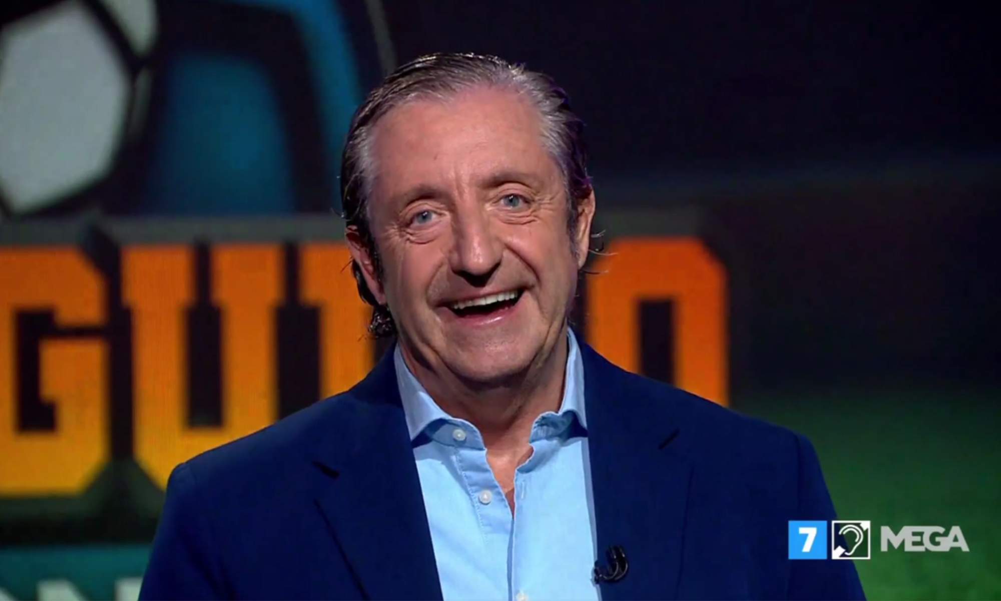 Josep Pedrerol dando una noticia en El Chiringuito.