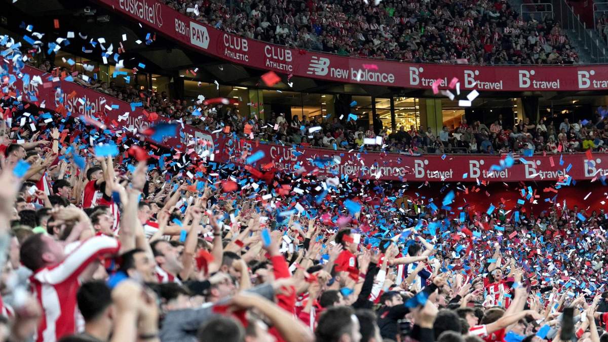 Aficionados del Athletic Club lanzando billetes durante un partido ante el Barça