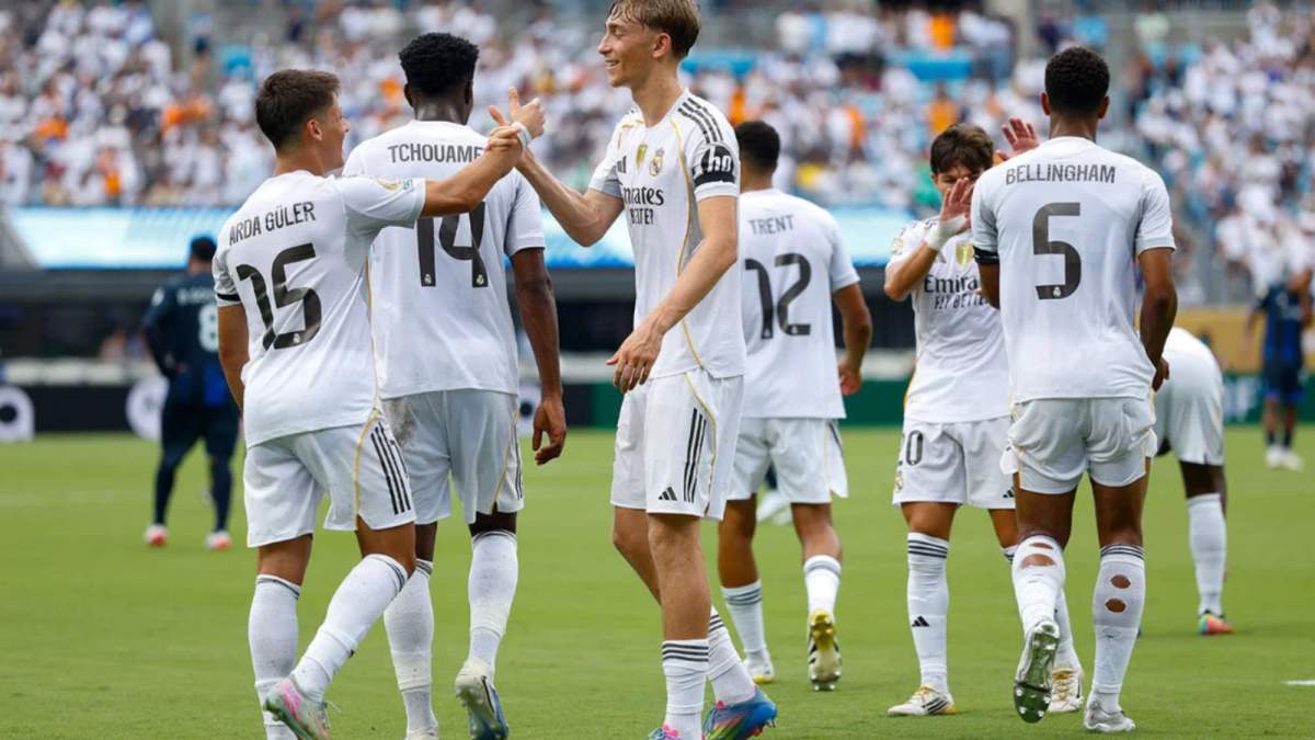 Huijsen celebrando un gol junto a sus compañeros Huijsen celebrando un gol junto a sus compañeros