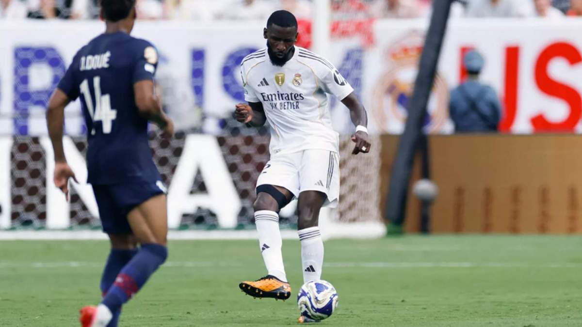 Rüdiger dando un pase en el partido ante el PSG