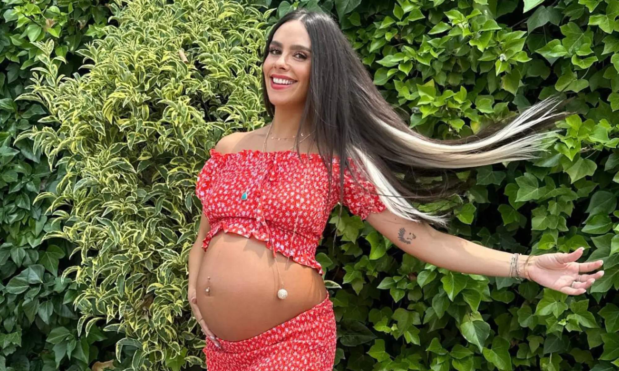 Cristina Pedroche posando y mostrando su embarazo