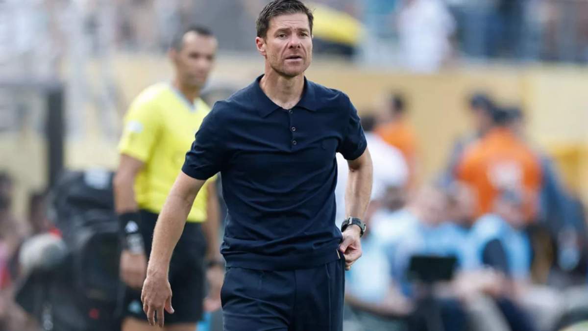 Xabi Alonso dirigiendo al Real Madrid ante el PSG