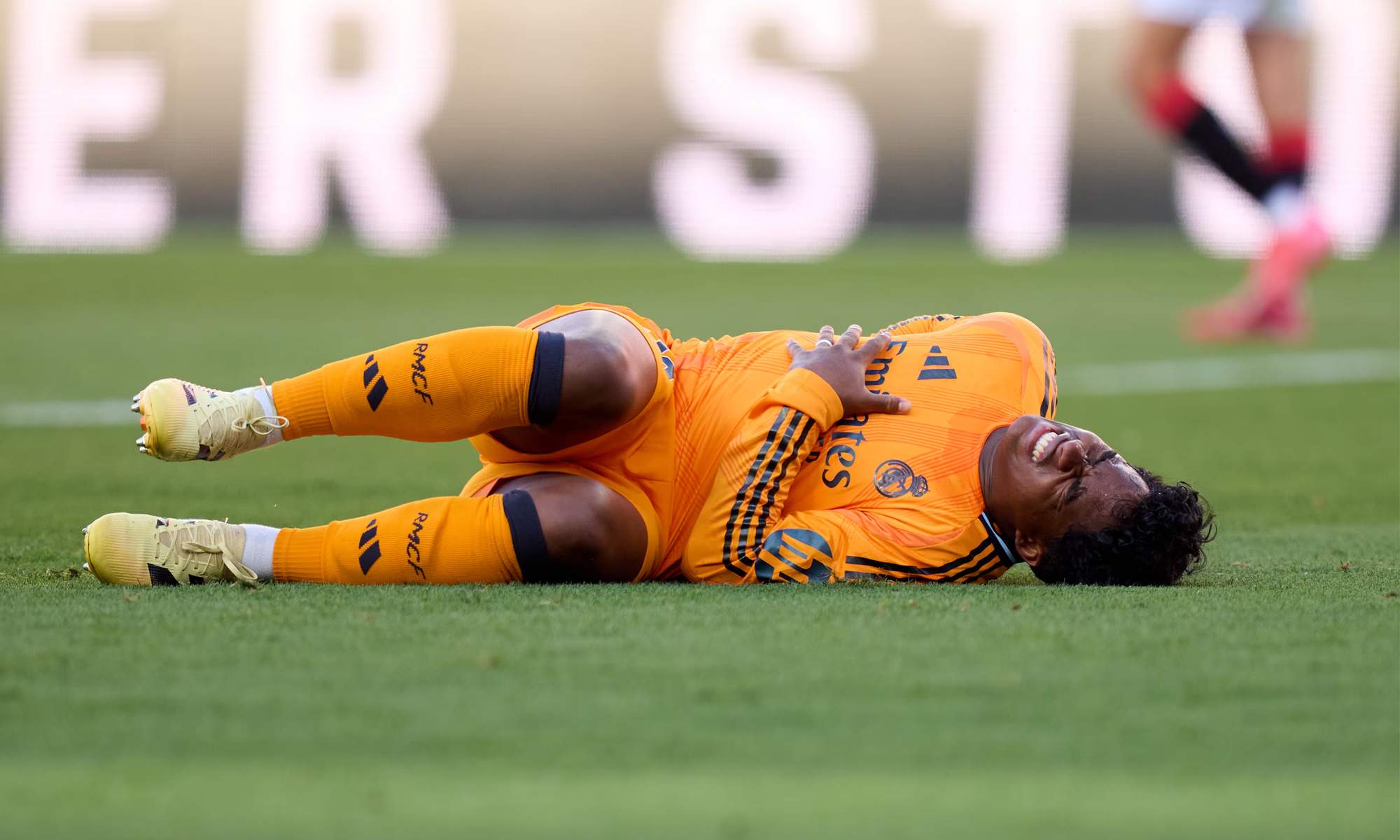 Endrick cae lesionado durante el Sevilla - Real Madrid de la jornada 37 de Liga.