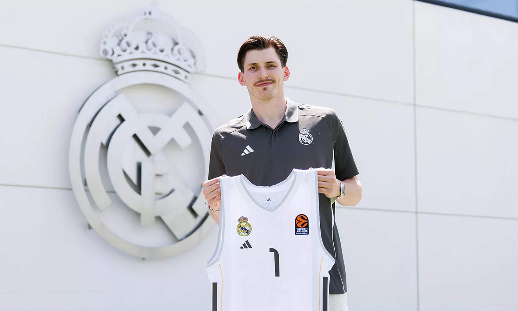 Krämer posando con su camiseta del Real Madrid.