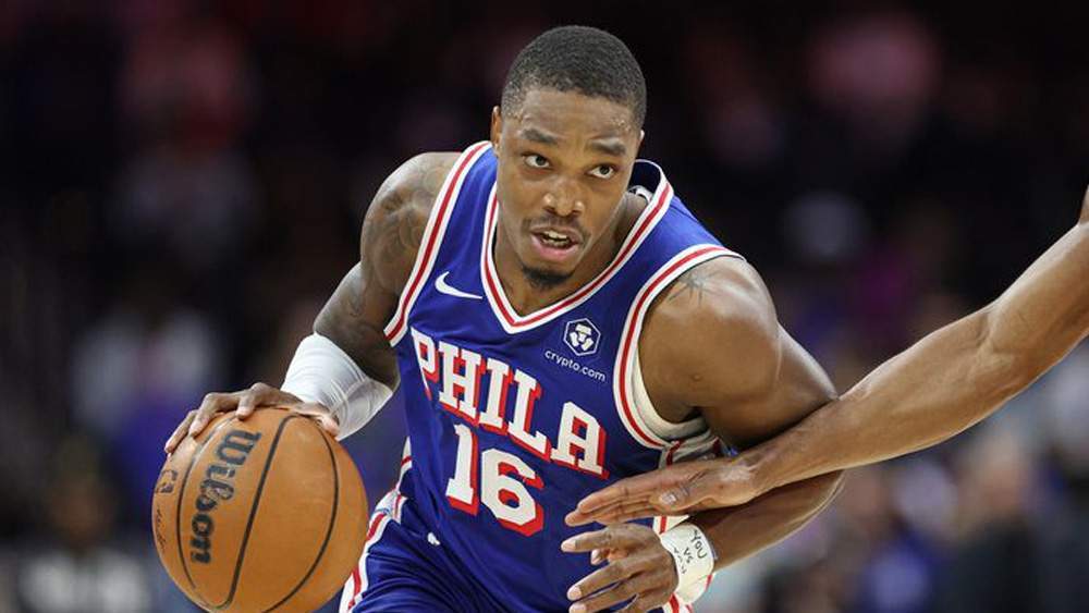 Lonnie Walker jugando con los Sixers en la NBA