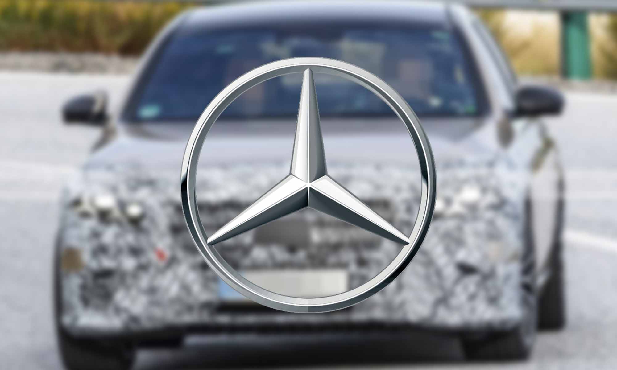 Auto incógnito con logo Mercedes