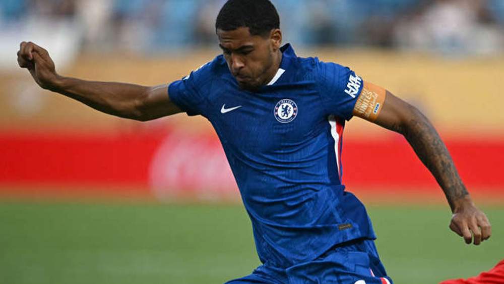 Levi Colwill jugando con el Chelsea