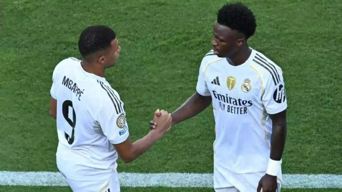 Kylian Mbappé y Vinicius Junior, chocándose las manos durante un partido en el Mundial de Clubes.