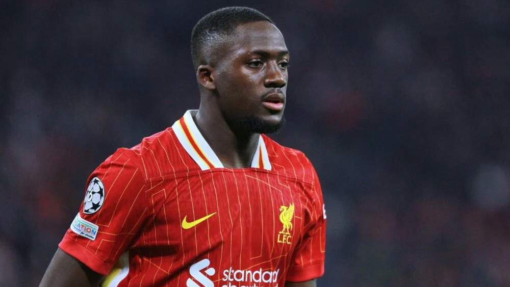 Konaté jugando con el Liverpool