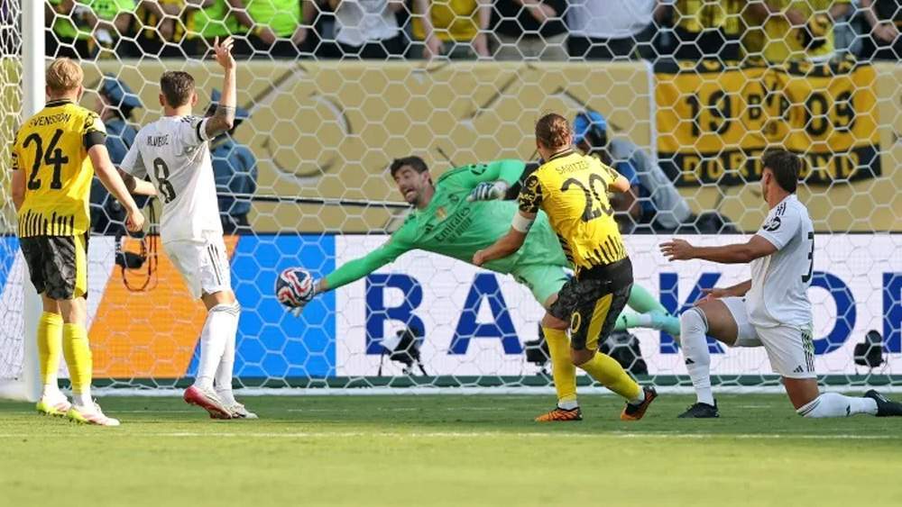 Courtois haciendo un milagro contra el Dortmund