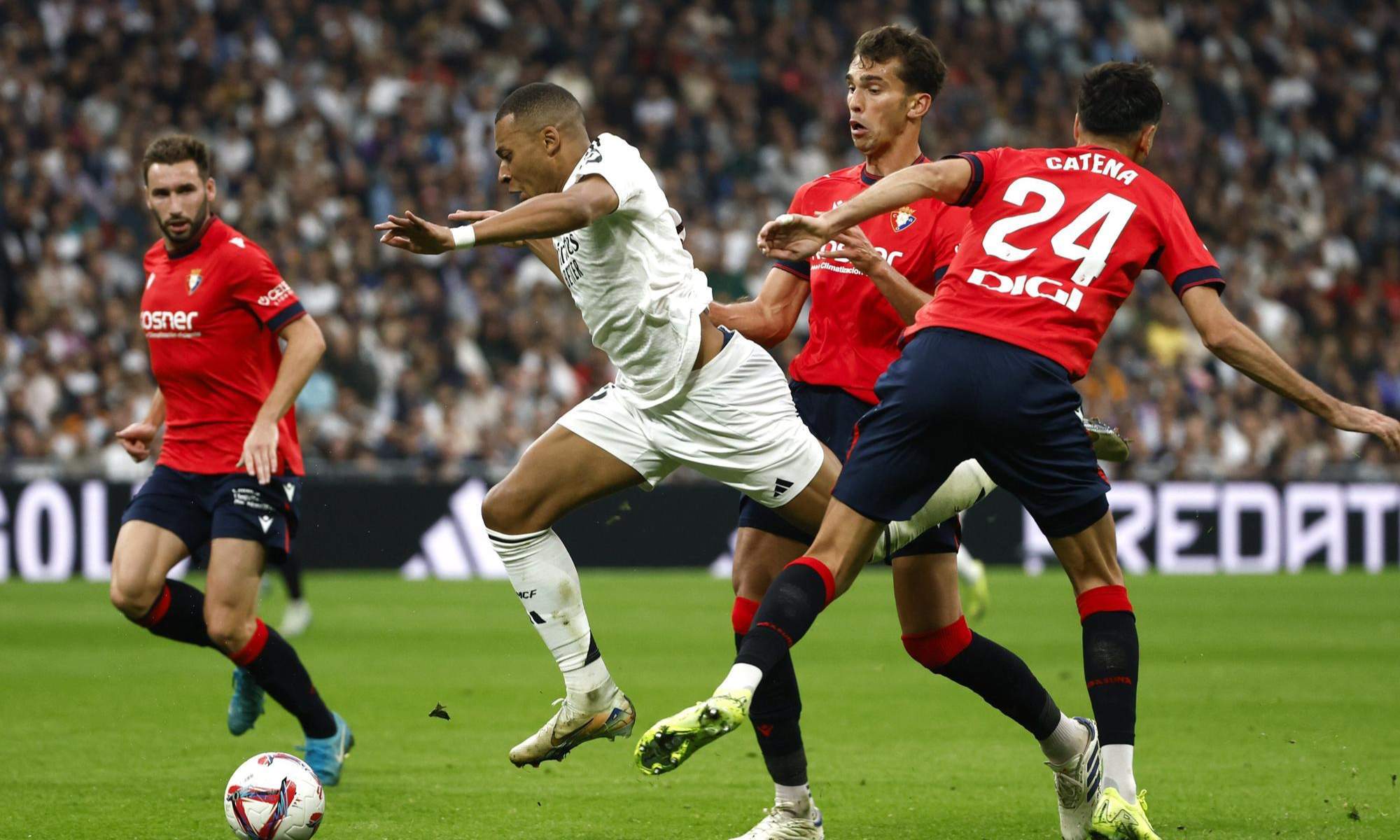 Kylian Mbappé, superando a la defensa de Osasuna en el partido liguero de la temporada pasada jugado en el Santiago Bernabéu (4-0).