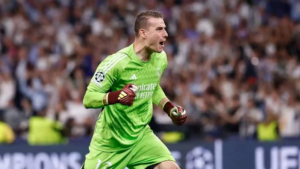 Lunin jugando con el Real Madrid