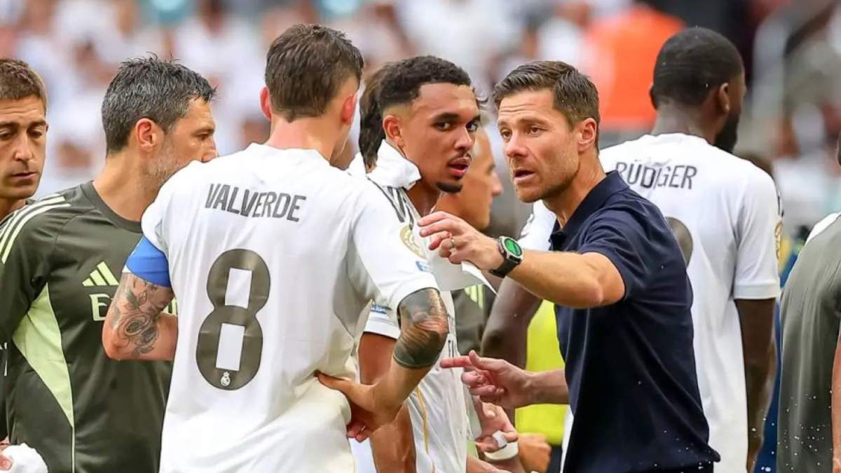 Xabi Alonso, dando instrucciones a Fede Valverde durante una pausa de hidratación en un partido del Mundial de Clubes. Xabi Alonso, dando instrucciones a Fede Valverde durante una pausa de hidratación en un partido del Mundial de Clubes.