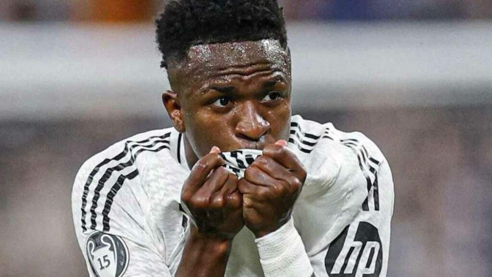 vinicius junior beso escudo realmadrid vinicius junior beso escudo realmadrid