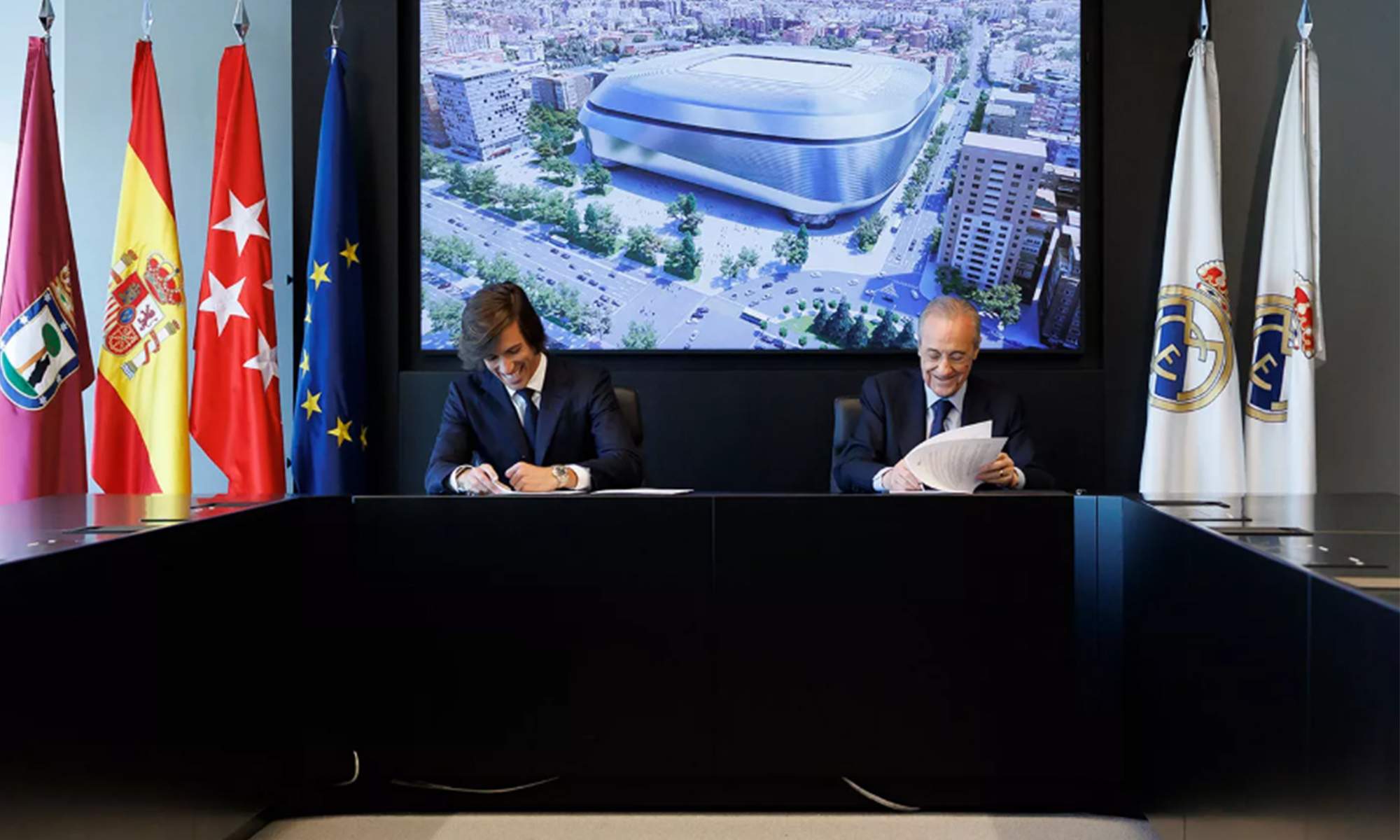 Álvaro Carreras y Florentino Pérez firmando su contrato con el Real Madrid. 