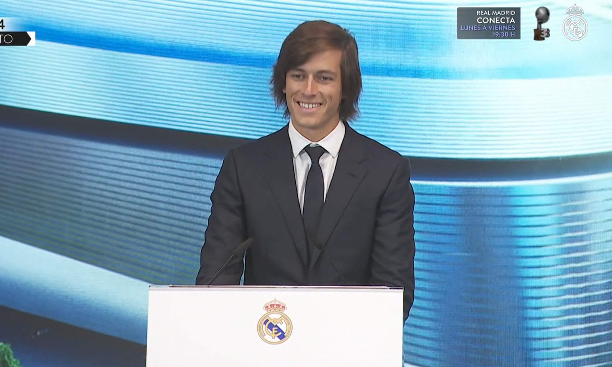 Álvaro Carreras dando su discurso como nuevo jugador del Real Madrid.