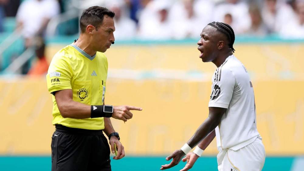 Vinicius, protestando ante un árbitro en un partido del Real Madrid en el Mundial de Cubes. Vinicius, protestando ante un árbitro en un partido del Real Madrid en el Mundial de Cubes.